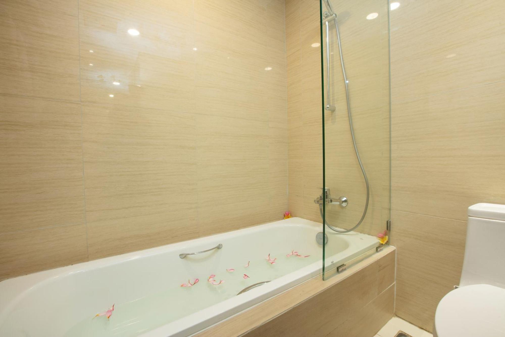 Louis Kienne Cikarang Hotel & Service Apartment Bekasi Exterior foto