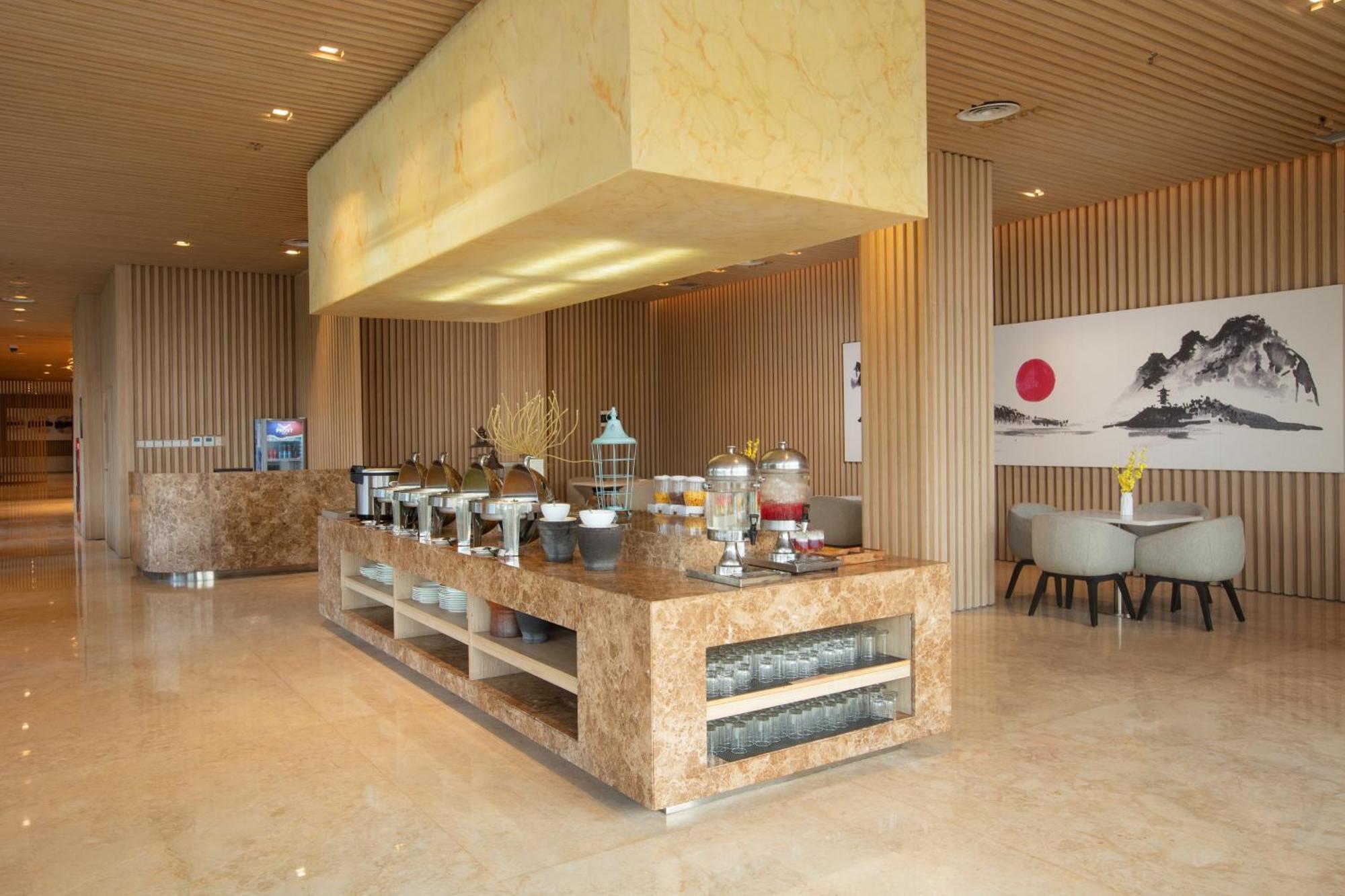 Louis Kienne Cikarang Hotel & Service Apartment Bekasi Exterior foto